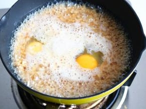 打入两颗鸡蛋，继续煮。