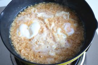 大约2分钟，鸡蛋成型即可，喜欢吃溏心蛋这时候就可以了，喜欢吃老一些的，就再煮一会。