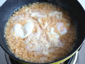 大约2分钟，鸡蛋成型即可，喜欢吃溏心蛋这时候就可以了，喜欢吃老一些的，就再煮一会。