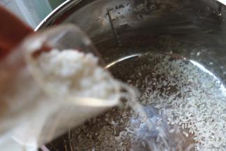 洗净后下入锅里，并加入2000毫升水。