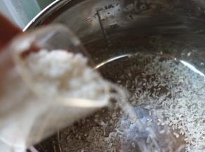 洗净后下入锅里，并加入2000毫升水。