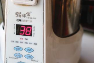 选择大米粥档位，启动锅子开是熬粥，全程38分钟。