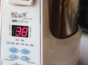 选择大米粥档位，启动锅子开是熬粥，全程38分钟。