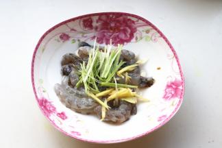 熬粥的时候我们来处理虾，虾去头去壳，开背去虾线，加姜丝葱丝，食用油和少许食盐腌制20分钟。