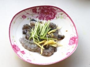 熬粥的时候我们来处理虾，虾去头去壳，开背去虾线，加姜丝葱丝，食用油和少许食盐腌制20分钟。