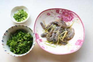 芹菜洗净切末，小葱切末。