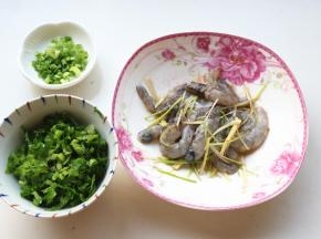芹菜洗净切末，小葱切末。