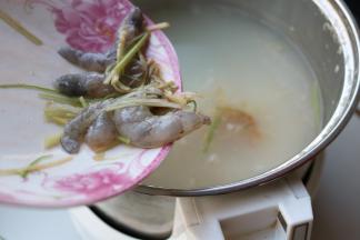 最后剩余3分钟的时候下入虾仁，腌虾仁的葱姜丝一并加进去。