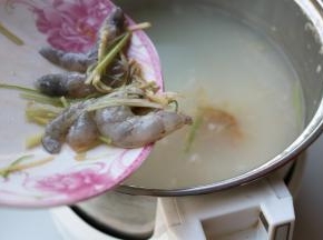 最后剩余3分钟的时候下入虾仁，腌虾仁的葱姜丝一并加进去。