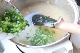 加入芹菜末，搅拌一下，不需要关火前加入。