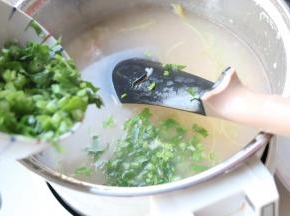 加入芹菜末，搅拌一下，不需要关火前加入。