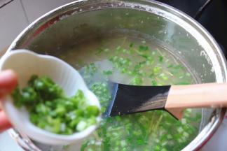 最后加入葱末。