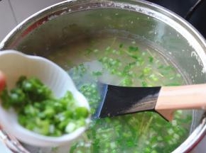 最后加入葱末。