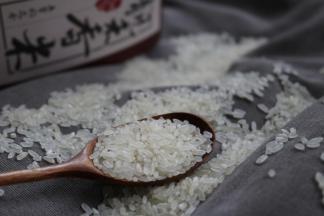 量取200克靓禾大米。