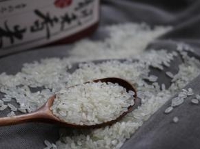 量取200克靓禾大米。