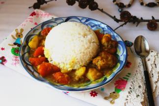 好吃的咖喱鸡饭，让人满足的午餐。