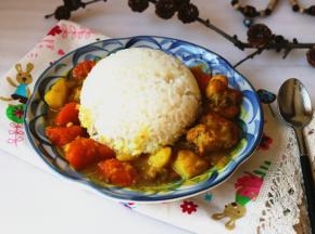 好吃的咖喱鸡饭，让人满足的午餐。