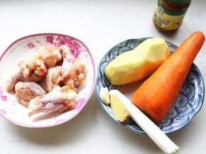 焖饭的时间开始做咖喱鸡。准备好食材，土豆去皮洗净，胡萝卜去皮。
