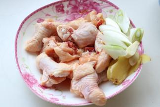 鸡翅根斩成小块，姜切片，葱切片，蒜拍扁。