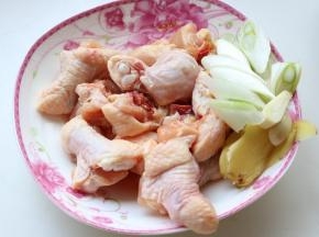 鸡翅根斩成小块，姜切片，葱切片，蒜拍扁。