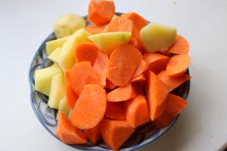 胡萝卜和土豆都切成滚刀块。