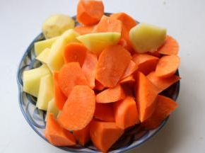 胡萝卜和土豆都切成滚刀块。