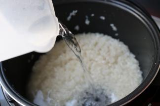 洗净后，加入适量的水至两杯米的刻度线。