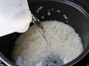 洗净后，加入适量的水至两杯米的刻度线。