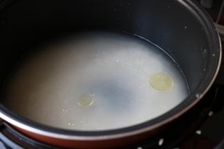 滴入几滴芝麻油。