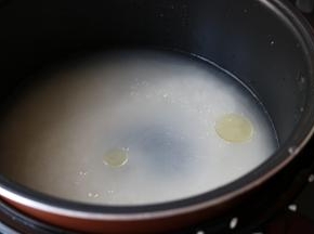 滴入几滴芝麻油。