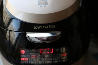 电饭煲选择灶烧饭功能，启动锅子开始焖饭。