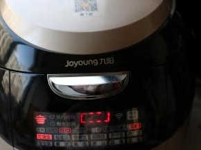 电饭煲选择灶烧饭功能，启动锅子开始焖饭。