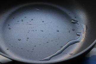 炒锅洗净不需加油烧热。