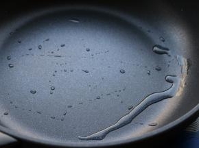 炒锅洗净不需加油烧热。