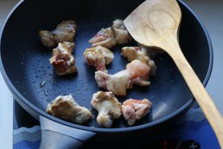 放入鸡块煎香。