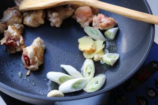 鸡块推到一边，加少许油，放入葱姜蒜爆香。