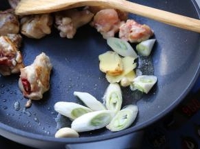 鸡块推到一边，加少许油，放入葱姜蒜爆香。