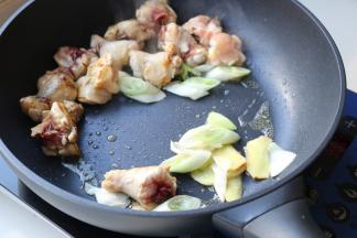 炒匀鸡块，略微煸炒一会。