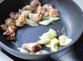 炒匀鸡块，略微煸炒一会。