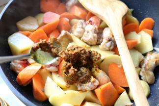 加入咖喱酱炒匀。