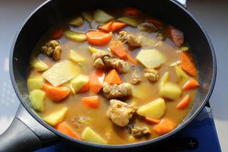 加入适量的水煮开，如果感觉口味淡就加适量盐调味。