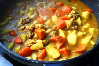 炖至汤汁粘稠，土豆软烂就可以了。