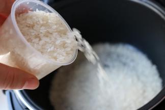 两杯米加入电饭煲。