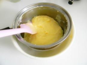 离火后，把奶锅座入冰水中，同时手不要停，继续搅拌，使其迅速冷却即可