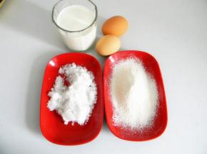 材料备好，我喜欢低糖微甜口，就放了35克的白糖，面粉直接过筛