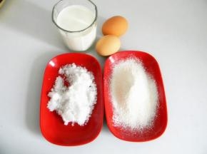 材料备好，我喜欢低糖微甜口，就放了35克的白糖，面粉直接过筛