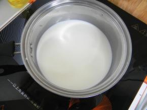牛奶放入奶锅，煮至沸腾后关火，放至一边备用
