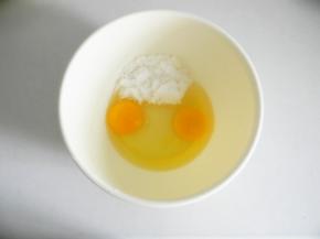 鸡蛋和白糖放入一个碗内