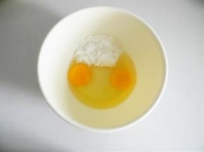 鸡蛋和白糖放入一个碗内