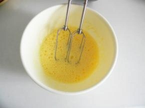 用打蛋器快速搅拌至微微发白